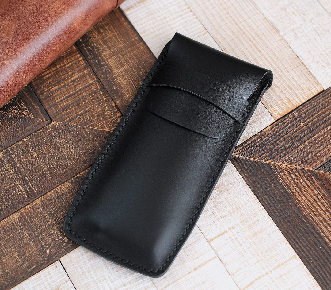 Handgefertigtes Uhrenetui aus Leder mit Klappe