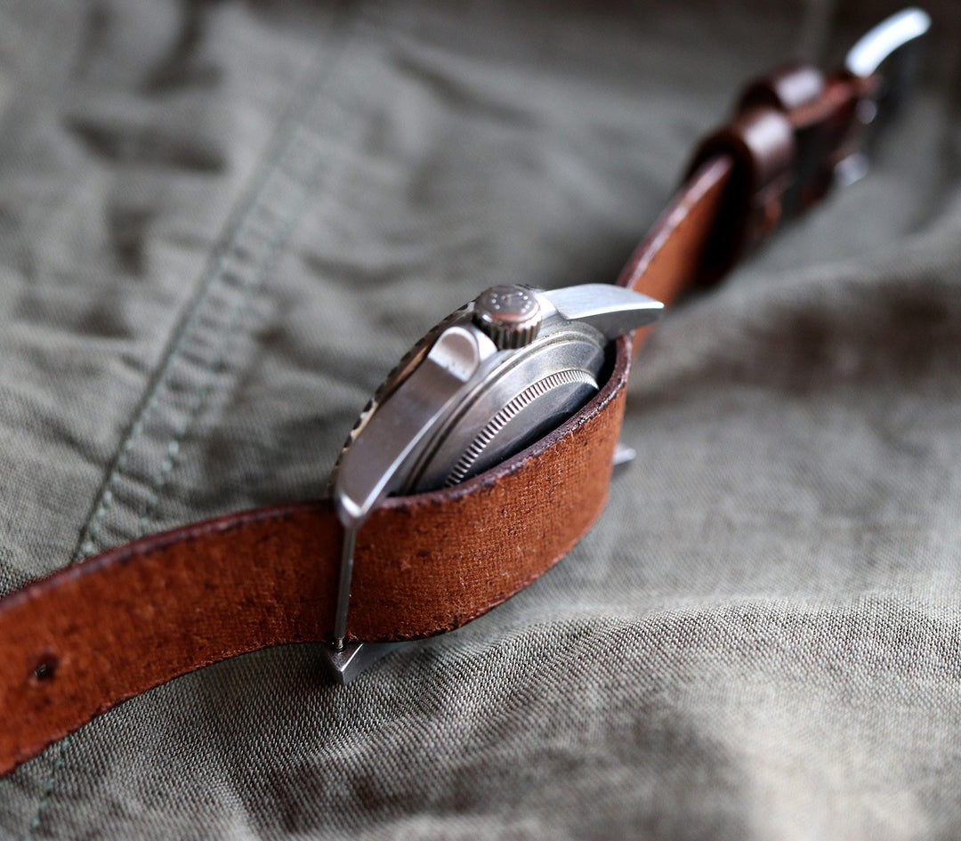 One-Piece Leather Watch Strap - Antique Brown Zulu Style Roarcraft One-Piece Leather Watch Strap - Antique Brown Zulu Style Roarcraft